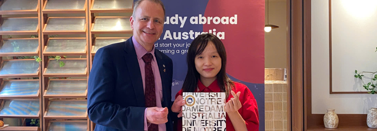 Đại diện The Kingdom Edu chụp hình lưu niệm cùng Mr. Christopher Riley - Pro Vice Chancellor Recruitment & Marketing của University of Notre Dame Australia