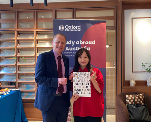 Đại diện The Kingdom Edu chụp hình lưu niệm cùng Mr. Christopher Riley - Pro Vice Chancellor Recruitment & Marketing của University of Notre Dame Australia