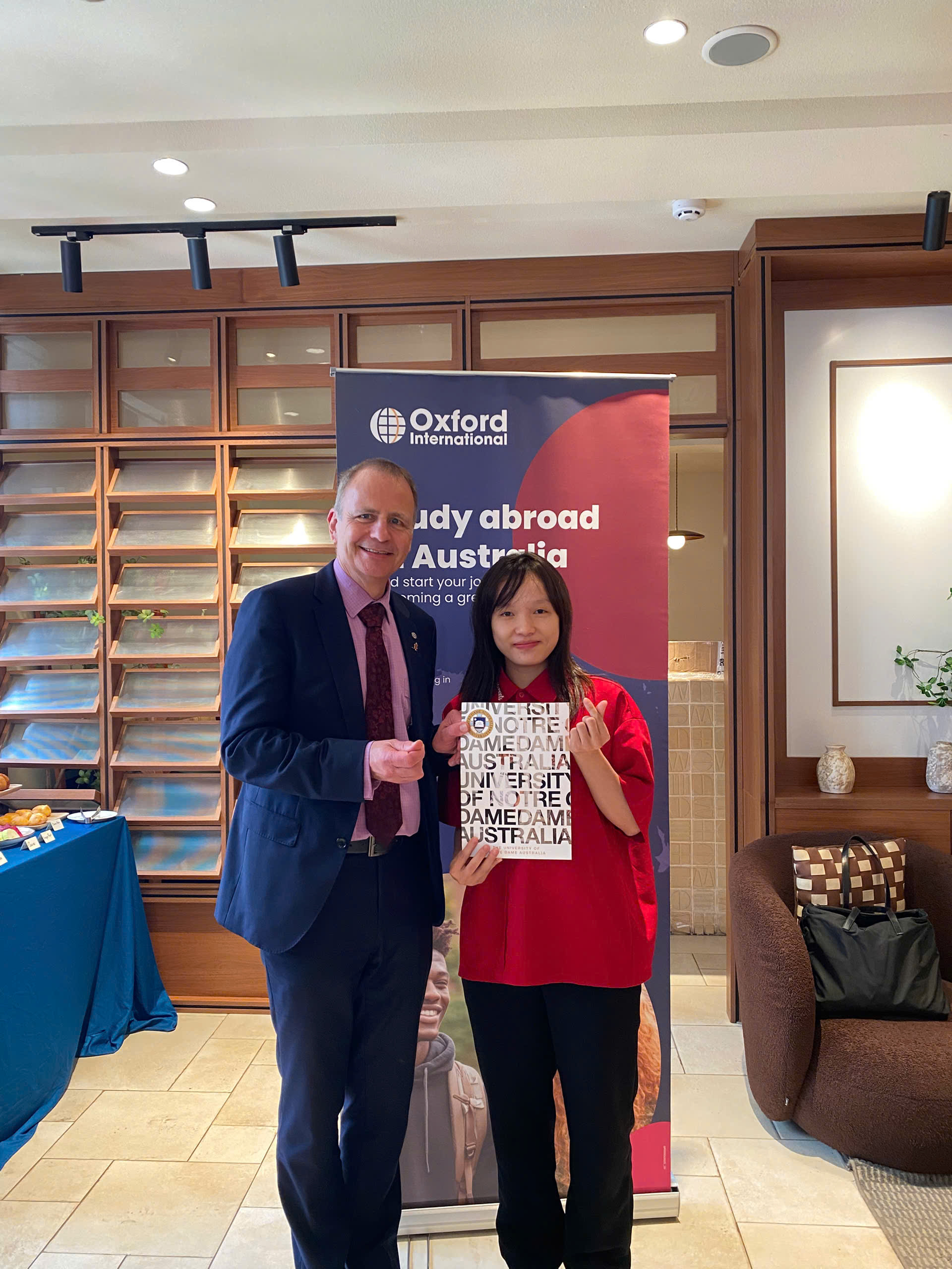 Đại diện The Kingdom Edu chụp hình lưu niệm cùng Mr. Christopher Riley - Pro Vice Chancellor Recruitment & Marketing củaUniversity of Notre Dame Australia