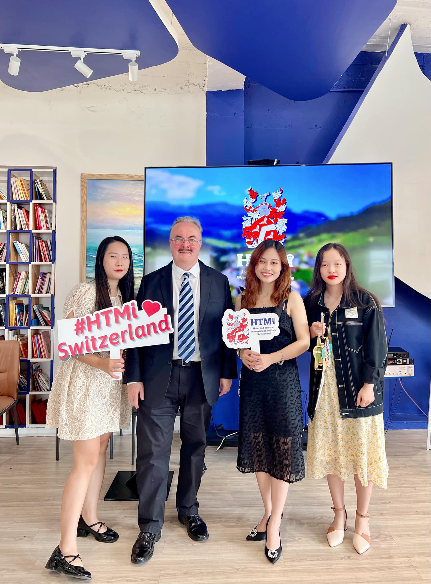 The Kingdom Edu chụp hình lưu niệm cùng ngài Ianlamour - CEO của chuỗi khách sạn Switsstouches, Ms. Thùy Dương – đại diện trường HTMi tại Việt Nam 