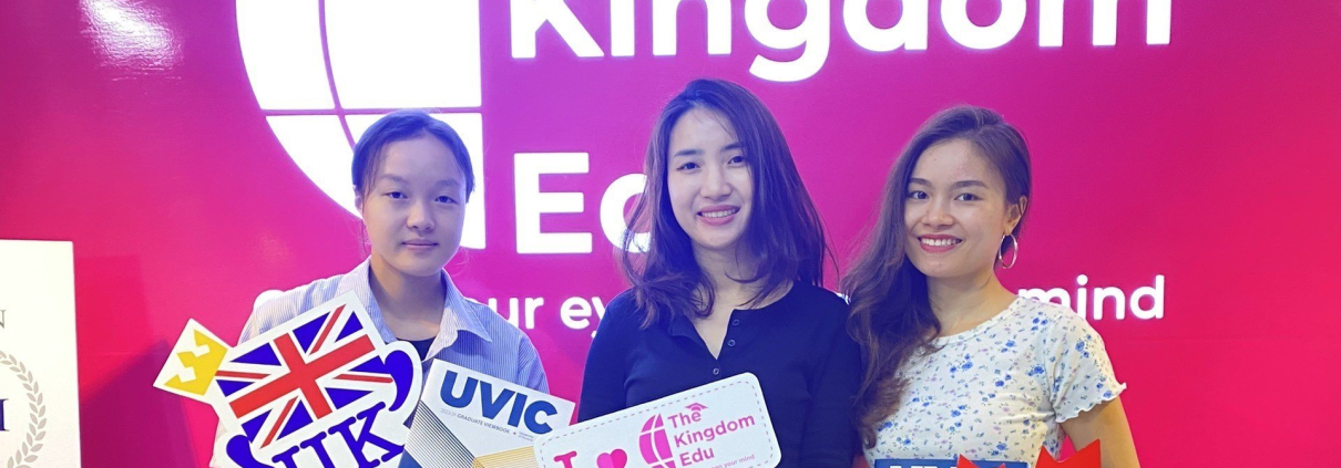 The Kingdom Edu chụp hình lưu niệm cùng Ms. Thúy - Đại diện tổ chức giáo dục Kapland tại Việt Nam