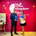 Đại diện The Kingdom Edu chụp hình lưu niệm cùng Mr.Tâm đại diện trường New Era Institute