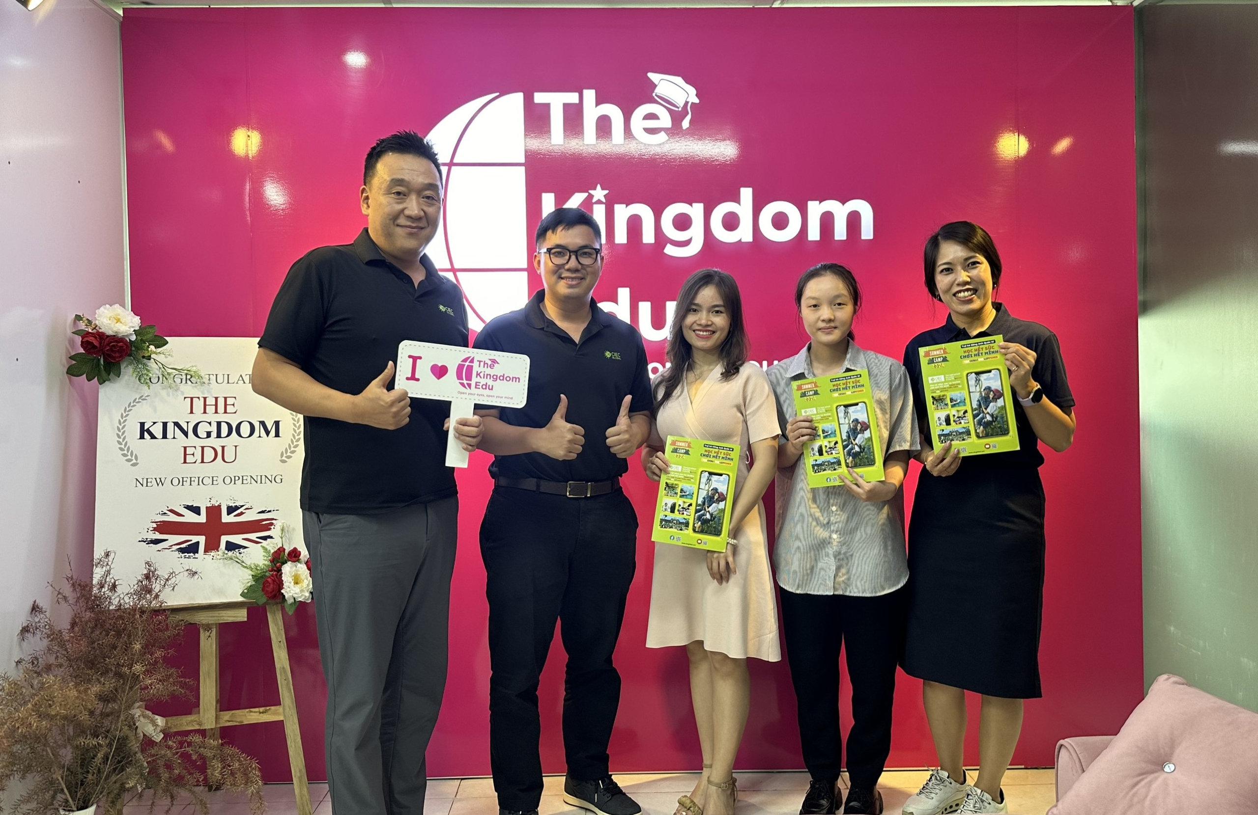 The Kingdom Edu chụp hình lưu niệm cùng ông Shin Kihoon – CEO của trường CIEC Global, bà Miju Park: Giám đốc của trường CIEC Global, ông Vương Quốc Anh – Đại diện Việt Nam của CIEC Global