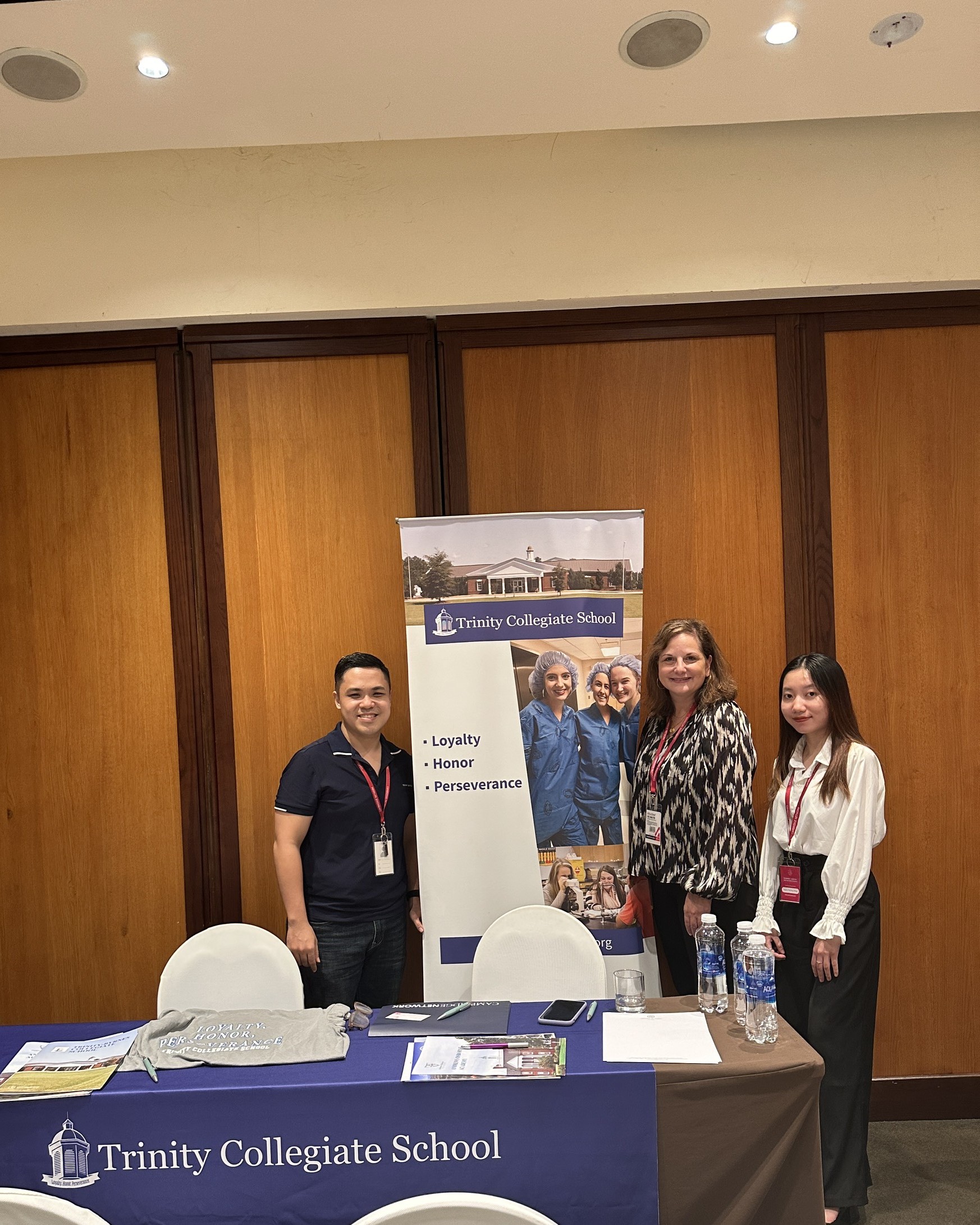 The Kingdom Edu chụp hình lưu niệm cùng trường Trinity Byrnes Collegiate school