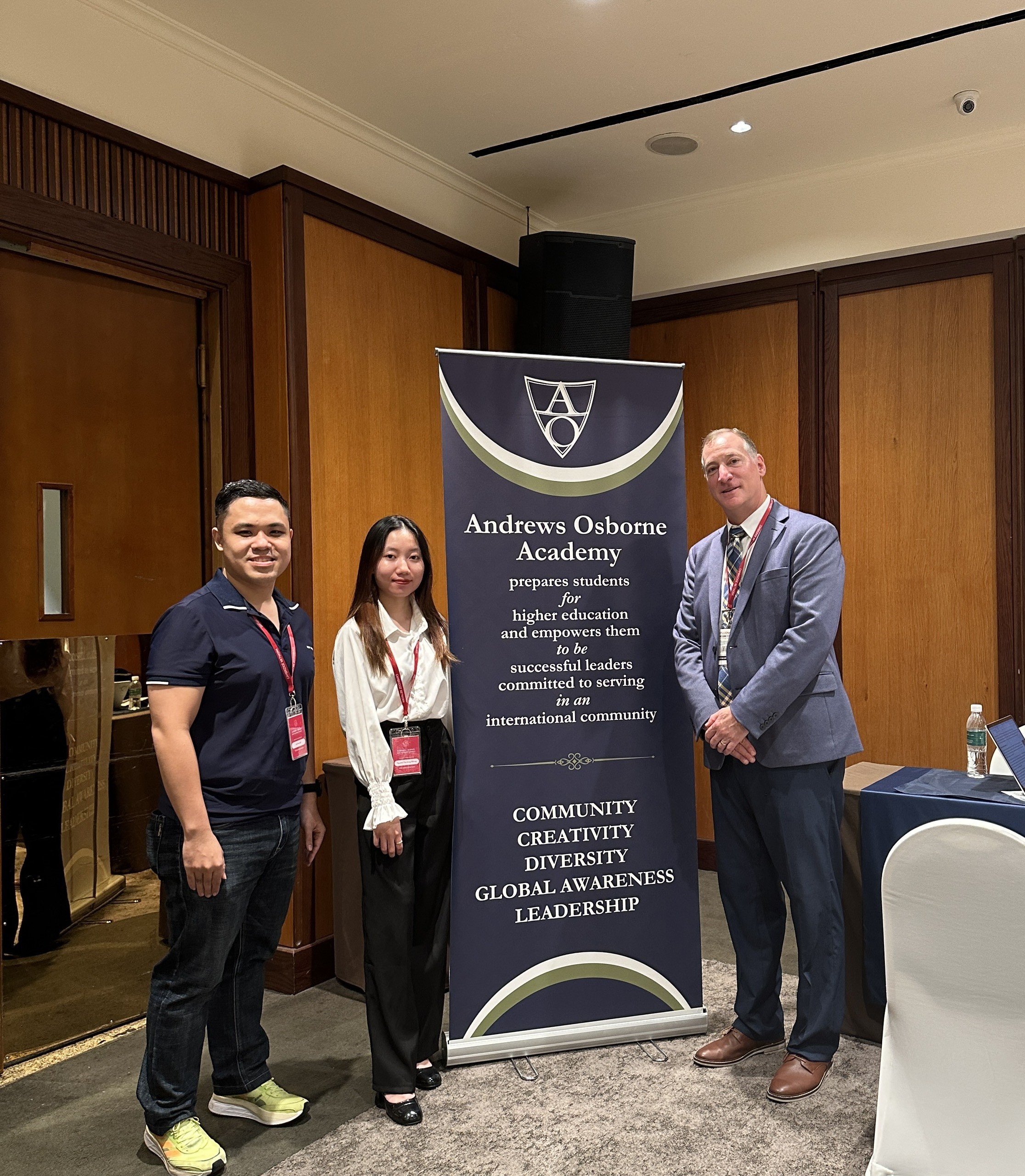 The Kingdom Edu chụp hình lưu niệm cùng đại diện trường Andrews Osborne Academy