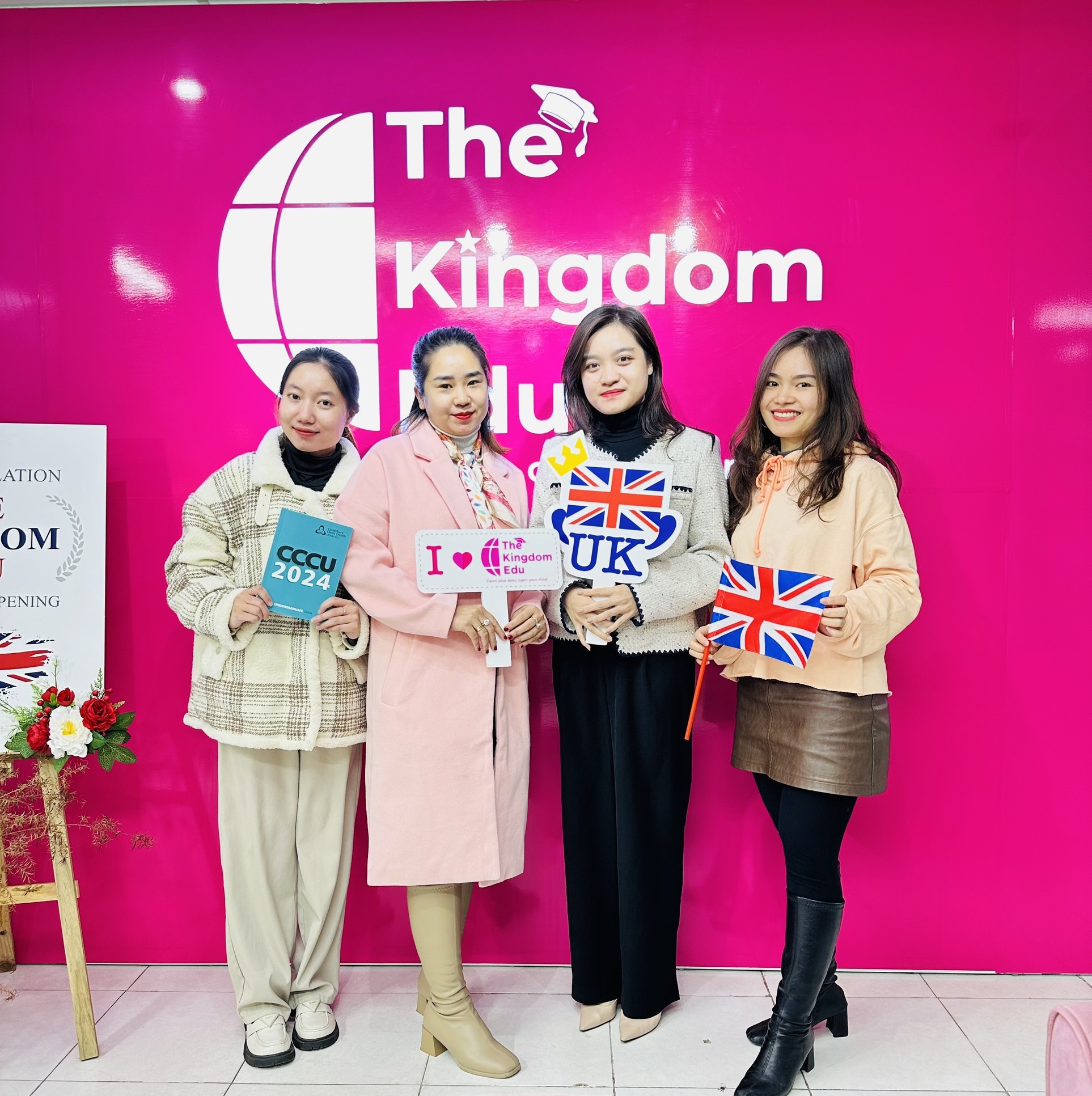 Team The Kingdom chụp hình lưu niệm cùng Ms. Phương Anh - Đại diện trường Canterbury Christ Church University (UK)