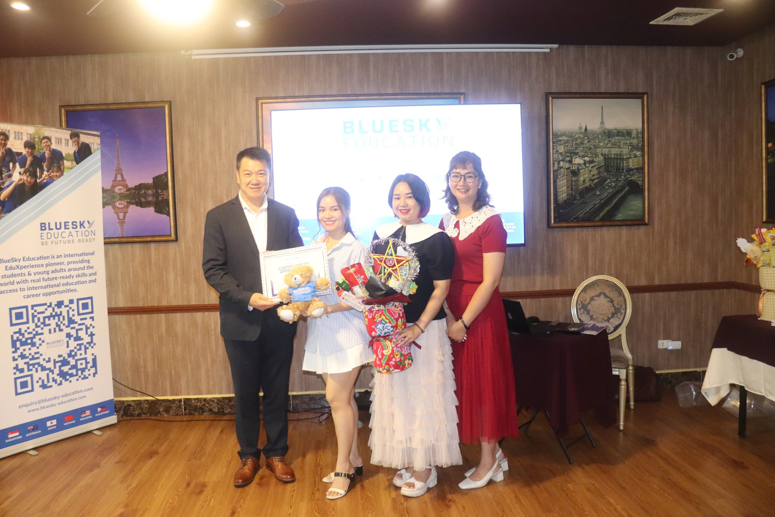 Đại diện The Kingdom Edu nhận chứng chỉ hợp tác chiến lược với BlueSky Education 