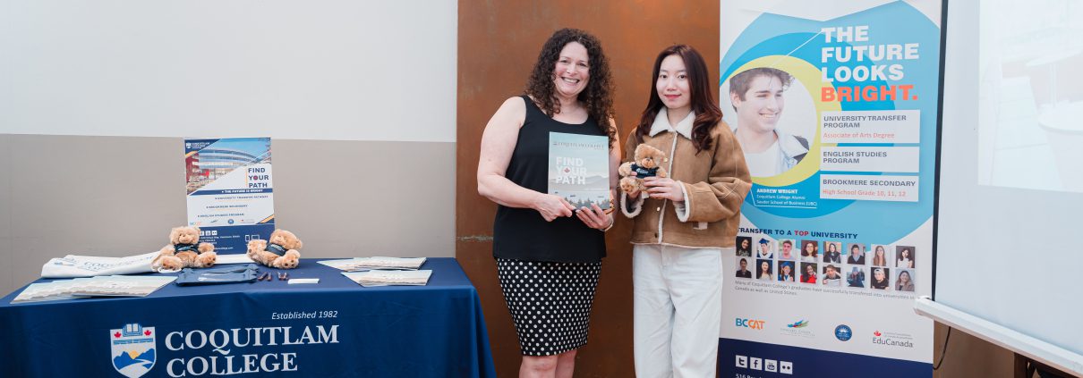 Đại diện The Kingdom Edu chụp hình lưu niệm cùng • Cô Diana – Đại diện trường Coquitlam College