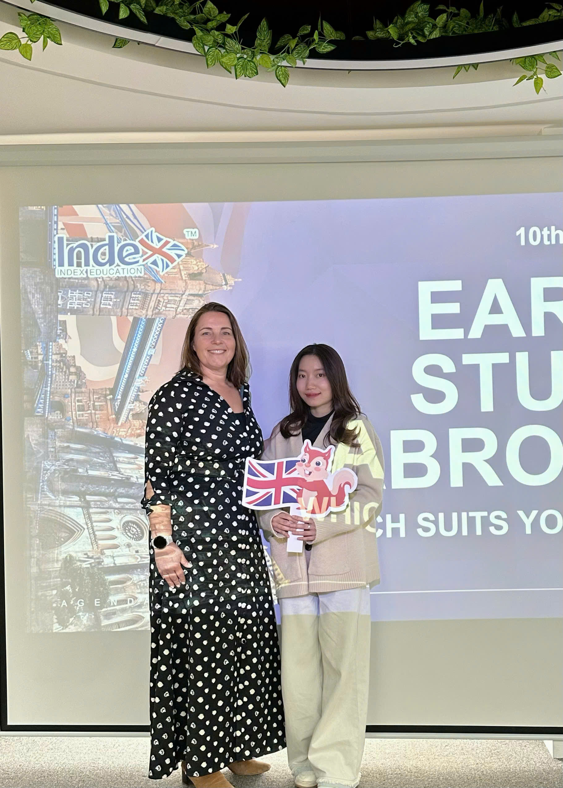 Đại diện The Kingdom Edu chụp hình lưu niệm cùng Ms. Emma Aris - Recruitment Manager trường Malvern