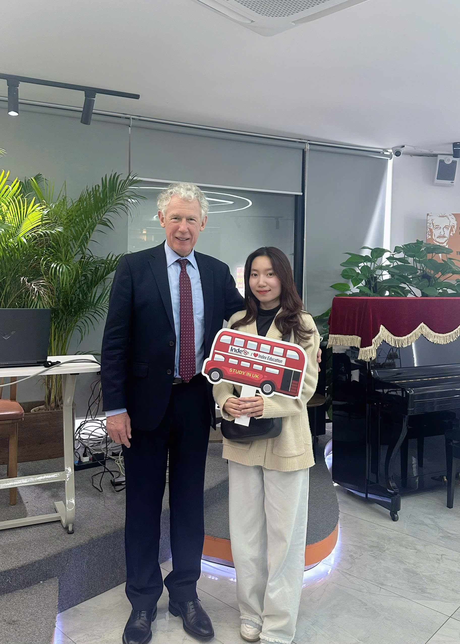 Đại diện The Kingdom Edu chụp hình lưu niệm cùng Mr. David Booker - Member of the Ruthin School board of Management trường Ruthin