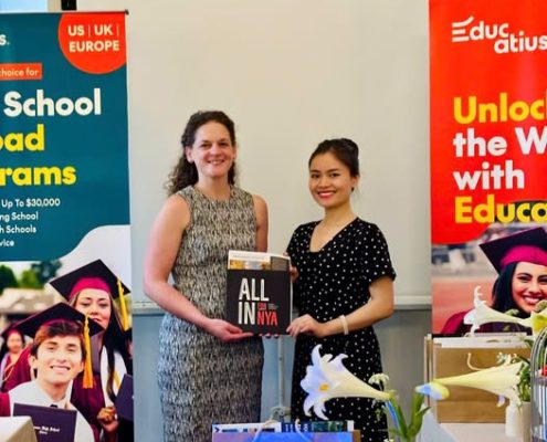 Đại diện The Kingdom Edu chụp hình lưu niệm cùng Cô Johie Seltzer – Giám đốc Tuyển sinh trường North Yarmouth Academy (NYA)