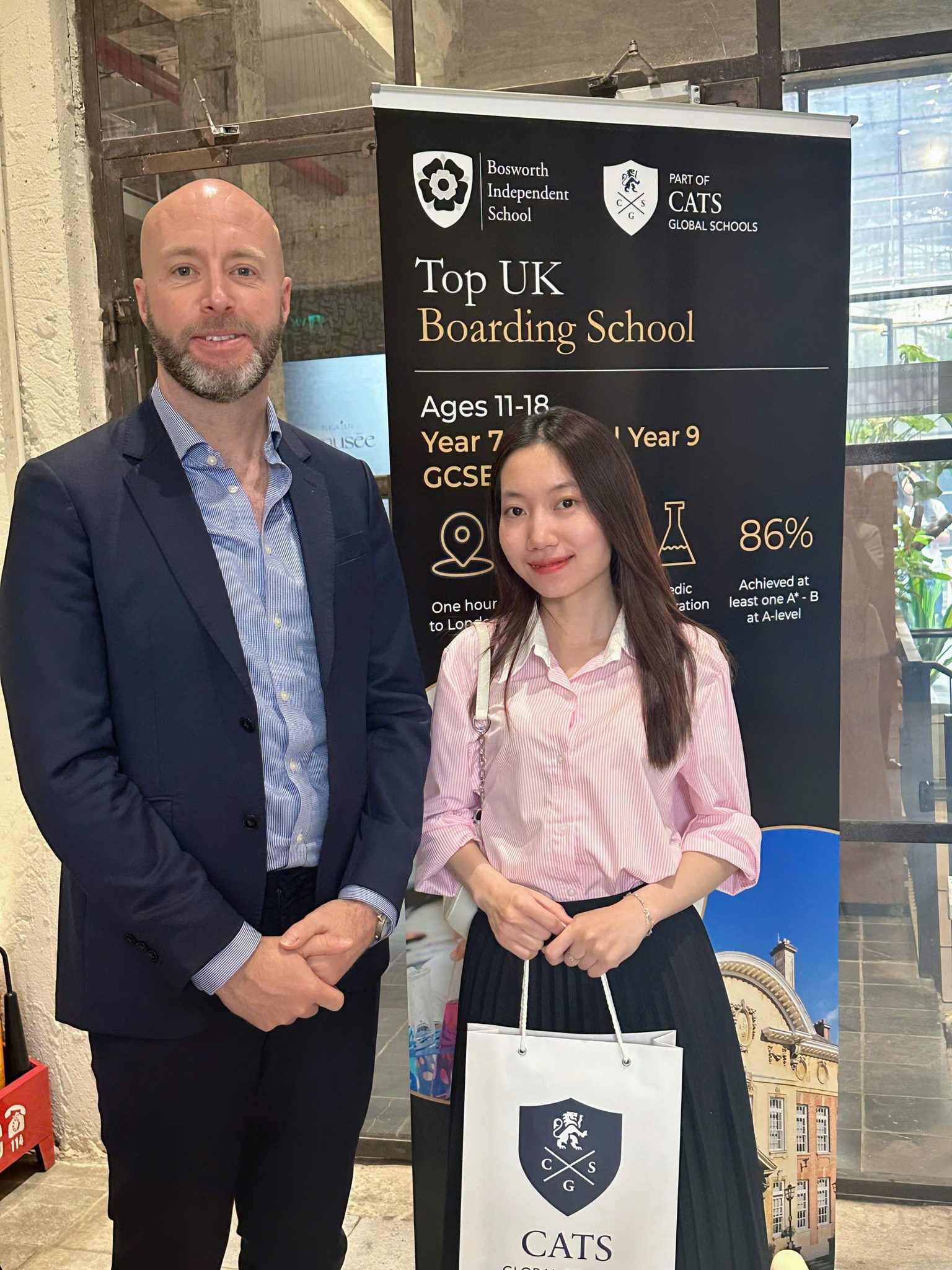 Đại diện The Kingdom Edu chụp hình lưu niệm cùng đại diện tổ chức giáo dục CATS