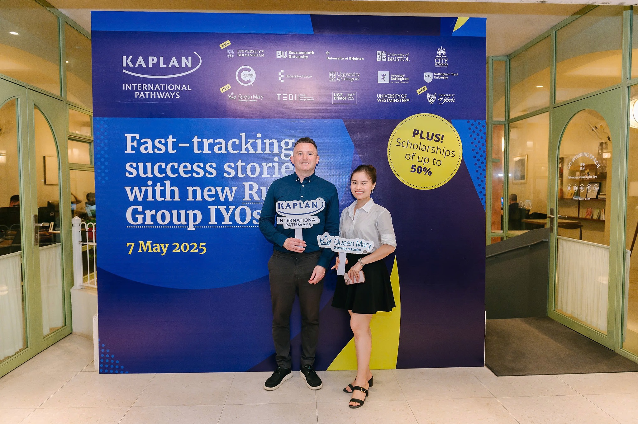 Đại diện The Kingdom Edu chụp hình cùng Giáo Sư Dr. Robert Duncan – Regional Manager từ Queen Mary University of London