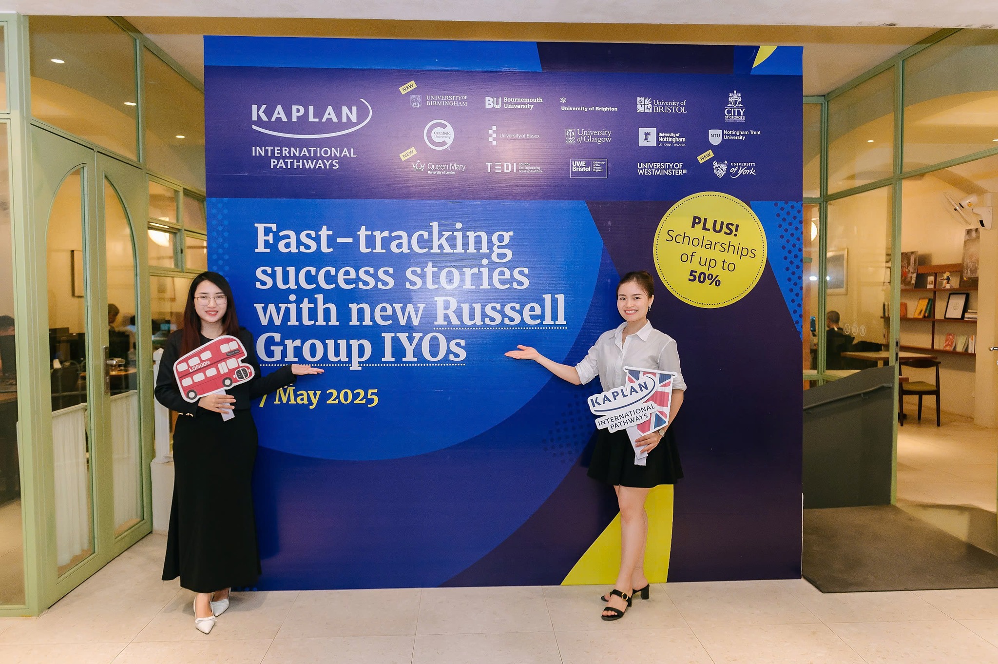 Chụp hình cùng đại diện tổ chức Kaplan