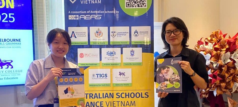 Đại diện The Kingdom Edu chụp hình lưu niệm cùng Ms. Đào Ngọc Anh - Đại diện tuyển sinh ASA Việt Nam