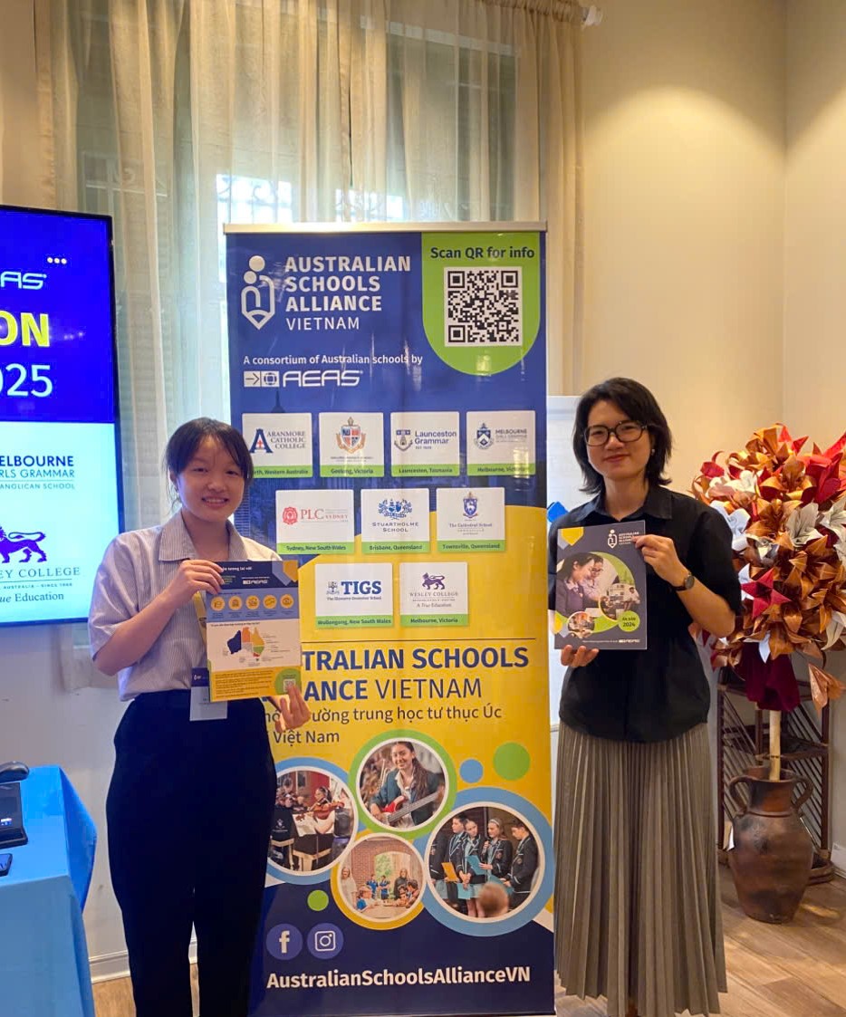 Đại diện The Kingdom Edu chụp hình lưu niệm cùng Ms. Đào Ngọc Anh - Đại diện tuyển sinh ASA Việt Nam