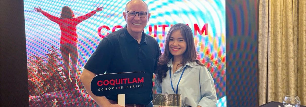 Đại diện The Kingdom Edu chụp hình lưu niệm cùng Thầy hiệu trưởng trường- Geoffrey Johnston