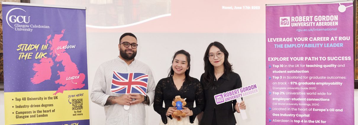 Đại diện The Kingdom Edu chụp hình lưu niệm cùng Ms. Trang Nguyen (Đại học Robert Gordon) và Mr. Baljit Chand (Đại học Glasgow Caledonian)