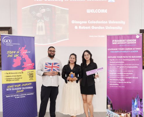Đại diện The Kingdom Edu chụp hình lưu niệm cùng Ms. Trang Nguyen (Đại học Robert Gordon) và Mr. Baljit Chand (Đại học Glasgow Caledonian)