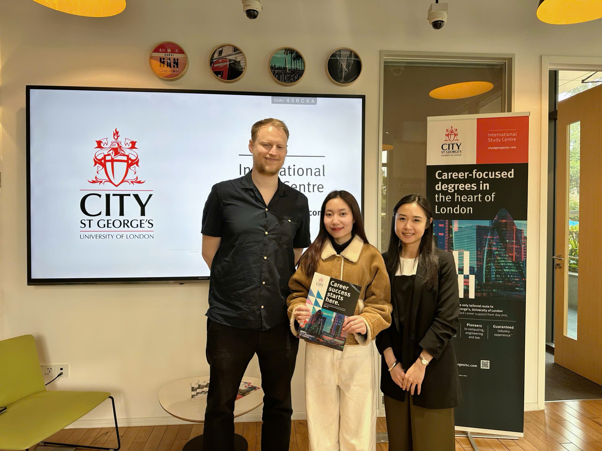 Đại diện The Kingdom Edu chụp hình cùng đại diện trường  City, University of London và St George’s, University of London