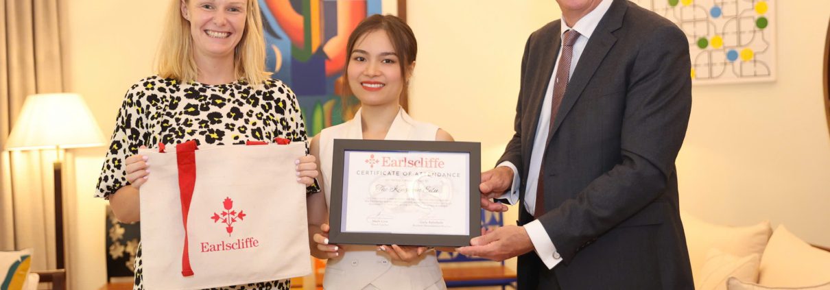 Đại diện The Kingdom Edu nhận Certificate từ trường Earlscliffe