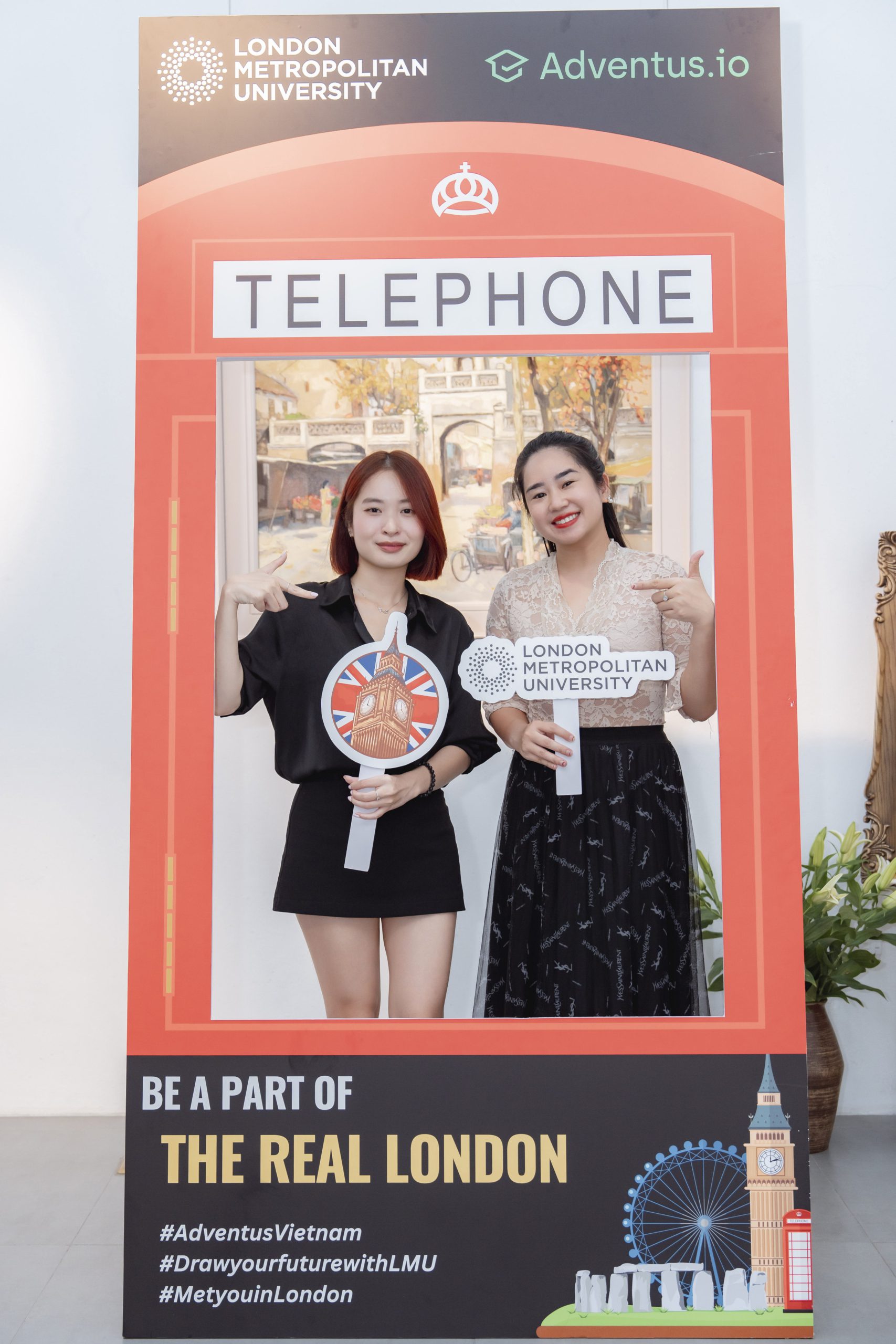 Đại diện The Kingdom Edu chụp hình cùng đại diện tổ chức Adventus