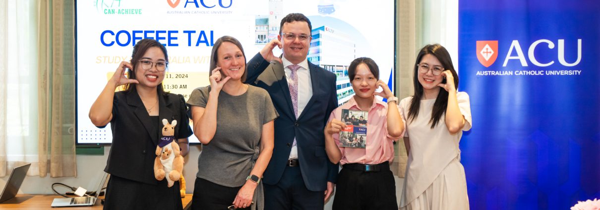 Đại diện The Kingdom Edu chụp hình lưu niệm cùng Australian Catholic University (ACU)