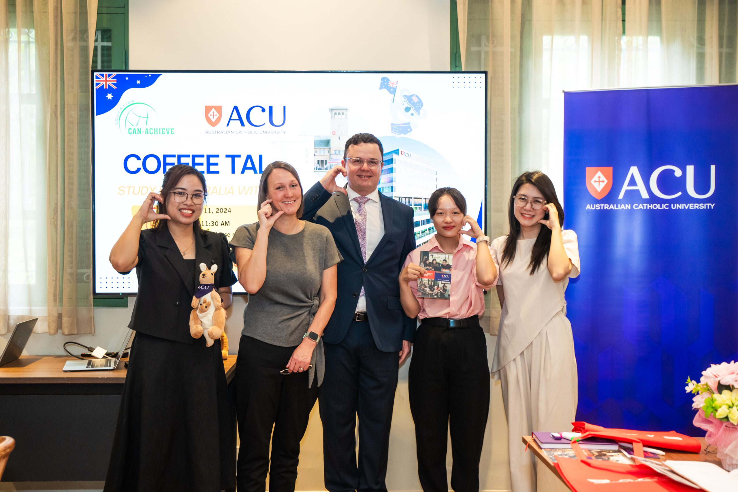 Đại diện The Kingdom Edu chụp hình lưu niệm cùng Australian Catholic University (ACU)