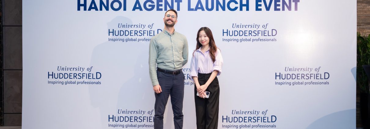 Đại diện The Kingdom Edu chụp hình lưu niệm cùng đại diện trường University of Huddersfield