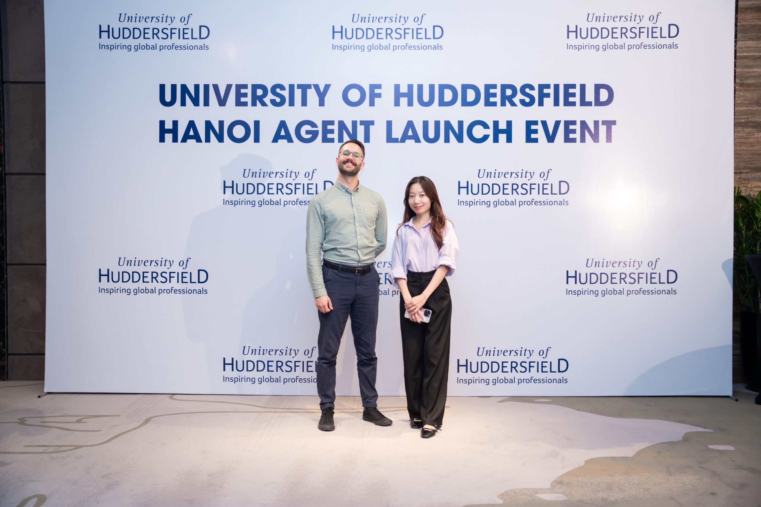 Đại diện The Kingdom Edu chụp hình lưu niệm cùng đại diện trường University of Huddersfield
