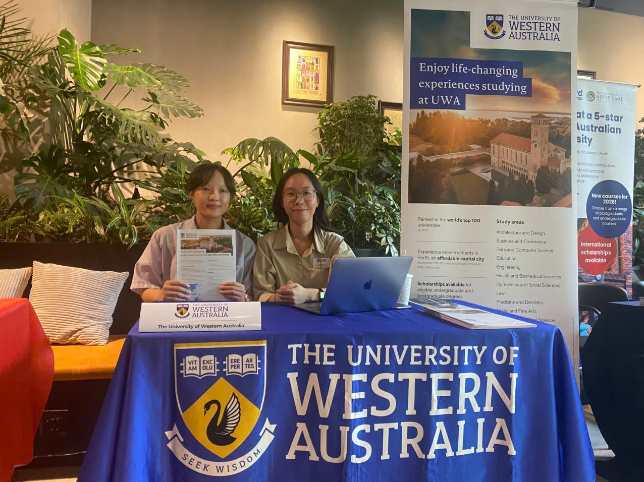 Đại diện The Kingdom Edu chụp hình cùng Ms. Vân Anh - Đại diện University of Western Australia (UWA)