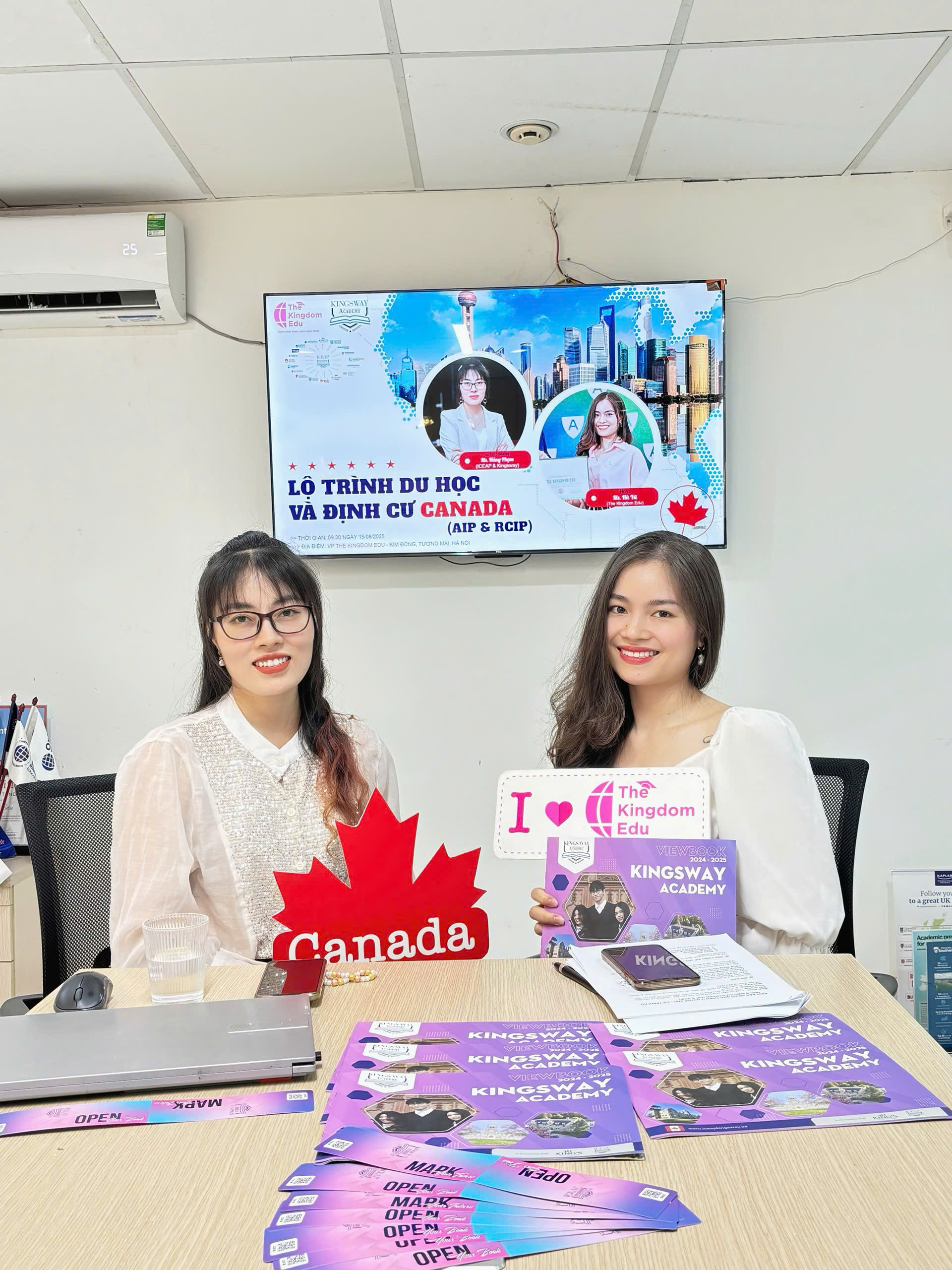 Ms. Hằng Phạm đại diện trường Kingsway Academy & ICEAP Canada và Ms. Hà Vũ đại diện The Kingdom Edu trong chương trình hội thảo