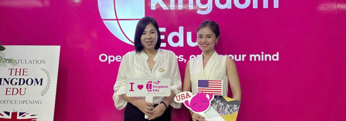 Ms. Hà Vũ đại diện The Kingdom Edu chụp hình lưu niệm cùng Ms.Hiền, đại diện tổ chức GE International