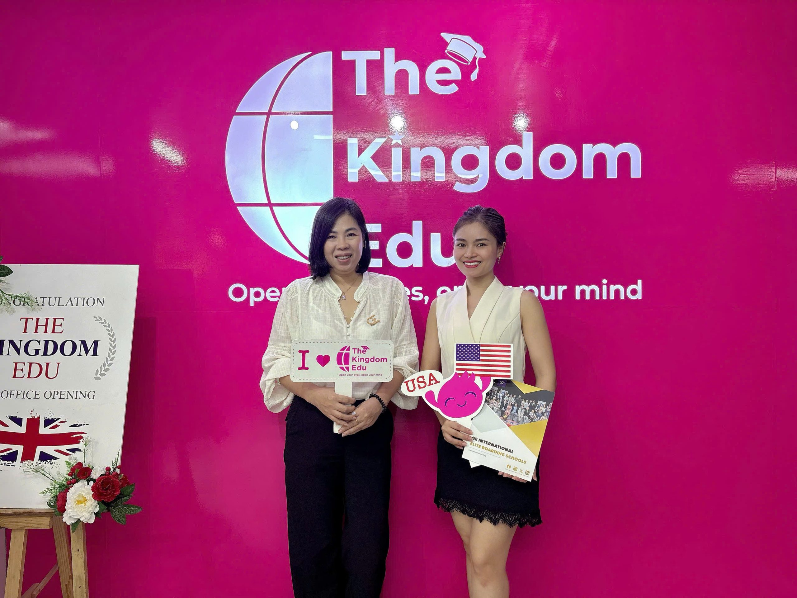 Ms. Hà Vũ đại diện The Kingdom Edu chụp hình lưu niệm cùng Ms.Hiền, đại diện tổ chức GE International