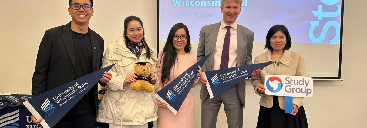 Đại diện The Kingdom Edu chụp hình lưu niệm cùng đại diện ban tổ chức chương trình hội thảo