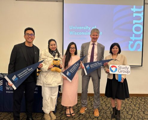 Đại diện The Kingdom Edu chụp hình lưu niệm cùng đại diện ban tổ chức chương trình hội thảo