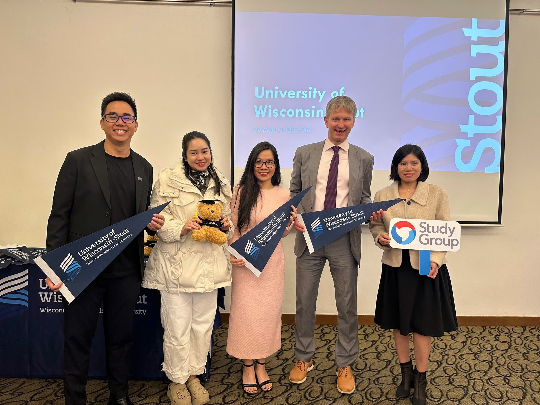 Đại diện The Kingdom Edu chụp hình lưu niệm cùng đại diện ban tổ chức chương trình hội thảo