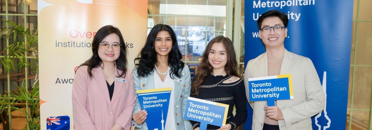 Đại diện The Kingdom Edu chụp hình cùng đại diện ban tổ chức hội thảo