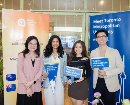 Đại diện The Kingdom Edu chụp hình cùng đại diện ban tổ chức hội thảo