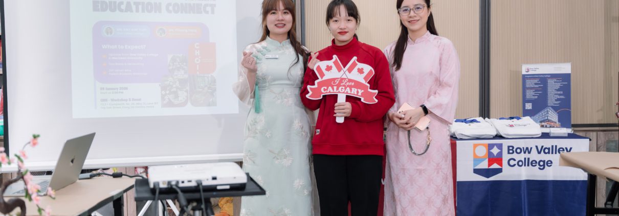 Đại diện The Kingdom Edu chụp hình cùng đại diện trường