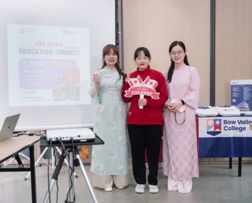 Đại diện The Kingdom Edu chụp hình cùng đại diện trường