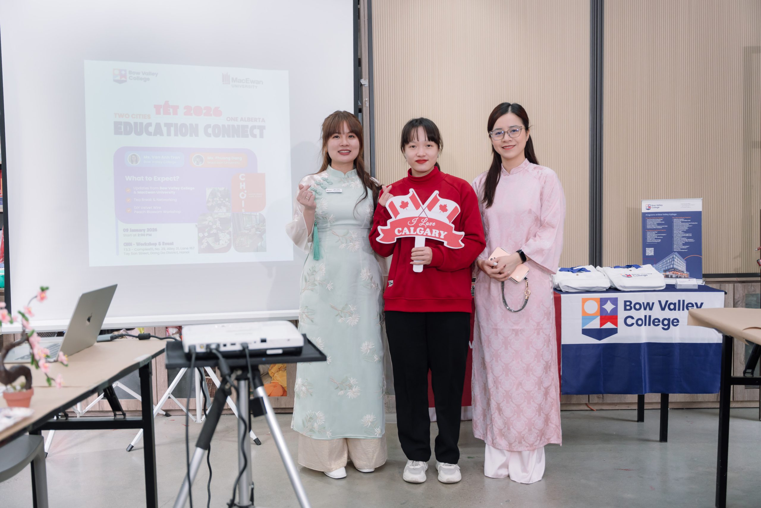 Đại diện The Kingdom Edu chụp hình cùng đại diện trường