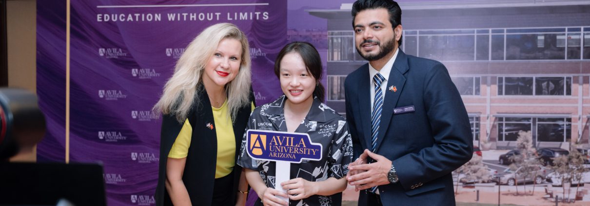 Đại diện The Kingdom Edu chụp hình cùng dại diện trường Đại học Avila Arizona (AUA)