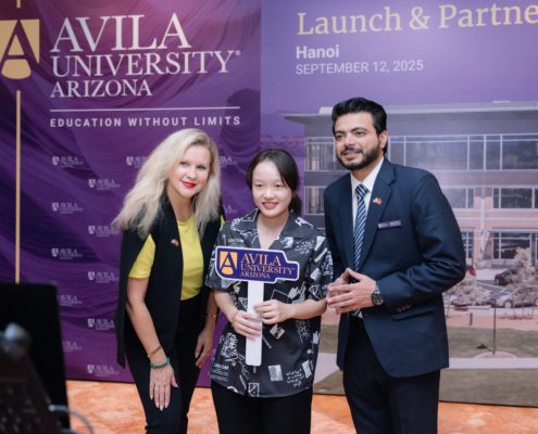 Đại diện The Kingdom Edu chụp hình cùng dại diện trường Đại học Avila Arizona (AUA)