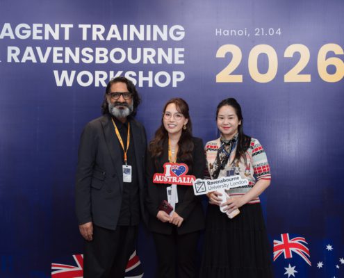 Đại diện The Kingdom Edu chụp hình cùng thầy Gurmit Matharu - Head of Department | Fashion