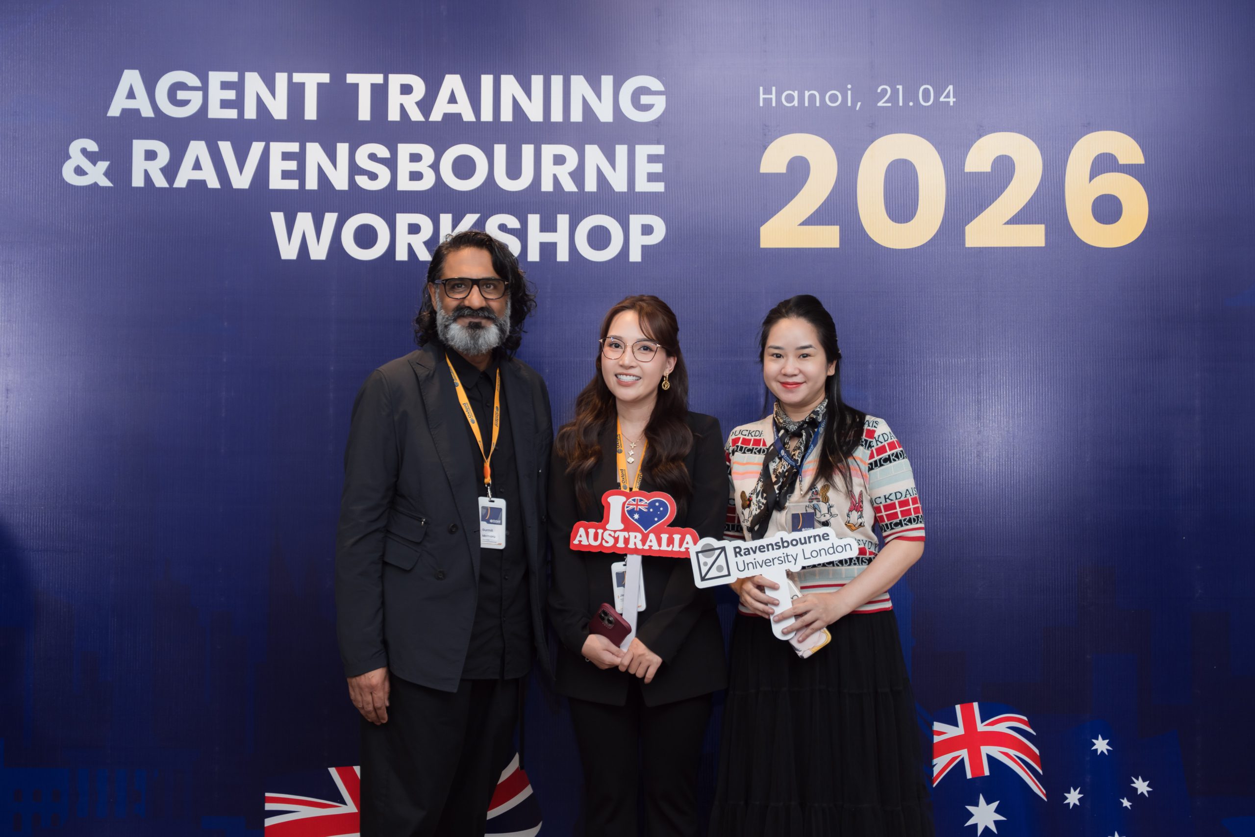 Đại diện The Kingdom Edu chụp hình cùng thầy Gurmit Matharu - Head of Department | Fashion