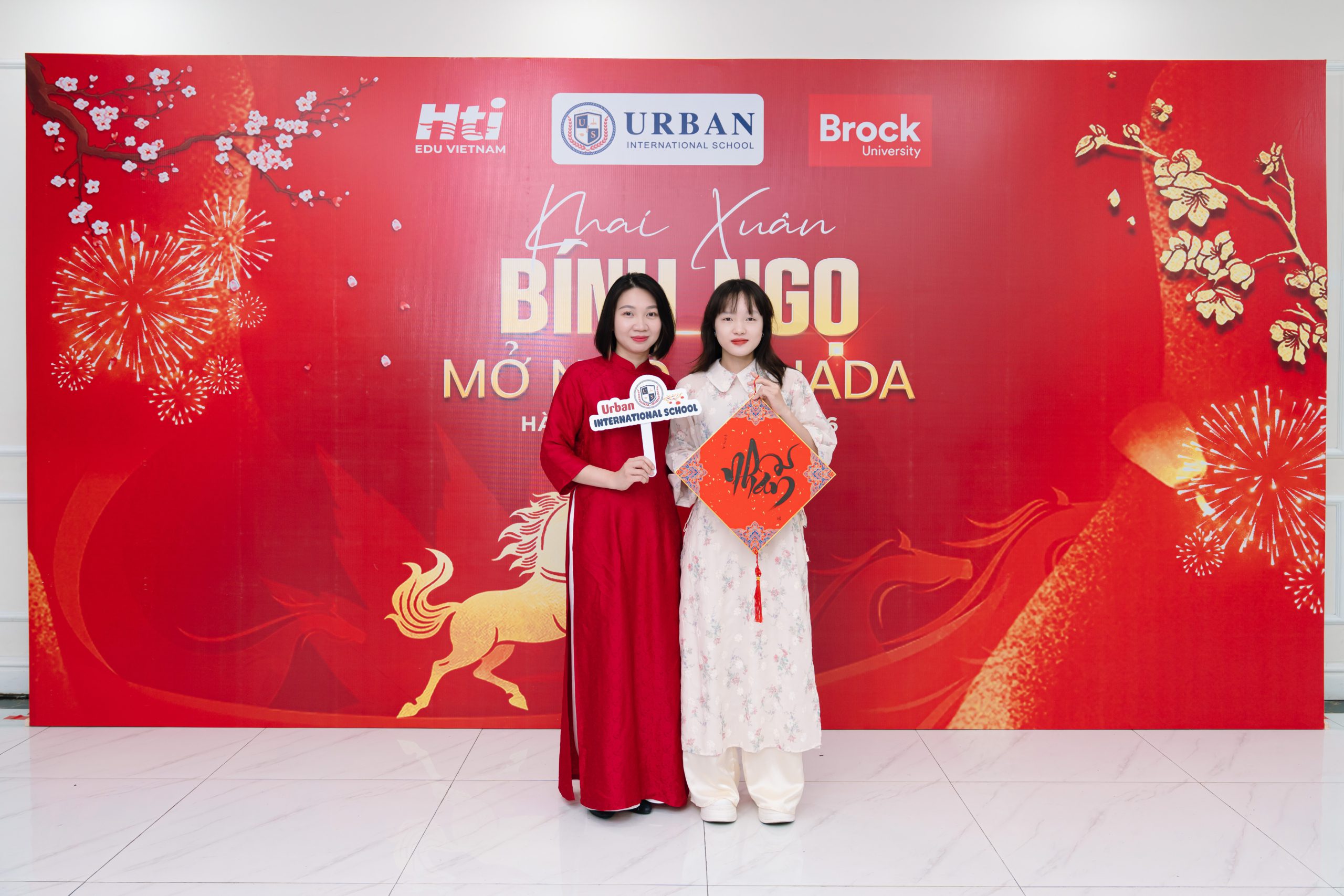 Đại diện The Kingdom Edu chụp hình với đại diện trường URBAN Canada