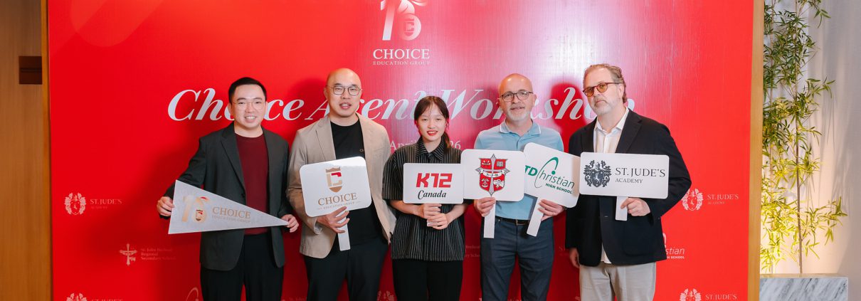 Đại diện The Kingdom Edu chụp hình cùng đại diện ban tổ chức