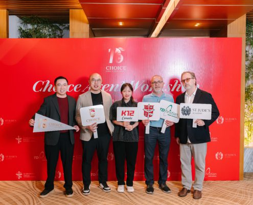 Đại diện The Kingdom Edu chụp hình cùng đại diện ban tổ chức
