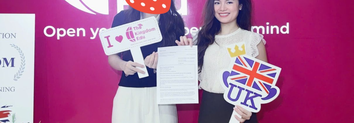 Bạn Quỳnh Anh chụp hình lưu niệm ngày nhận visa du học Anh Quốc cùng đại diện The Kingdom Edu